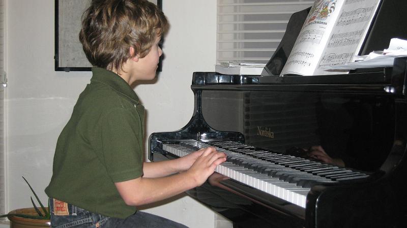 IMG_0831.JPG - Valen plays piano wonderfully.