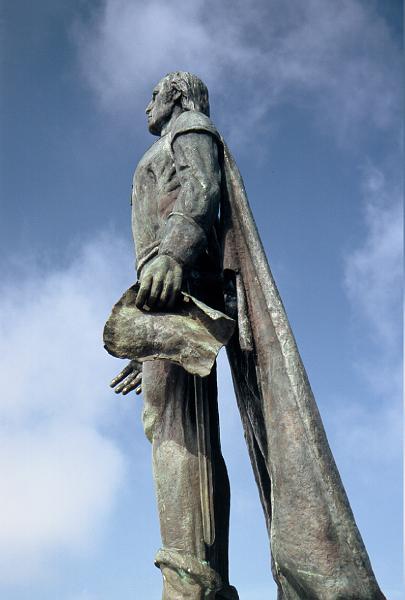 0004037-R01-030.Jpg - A statue