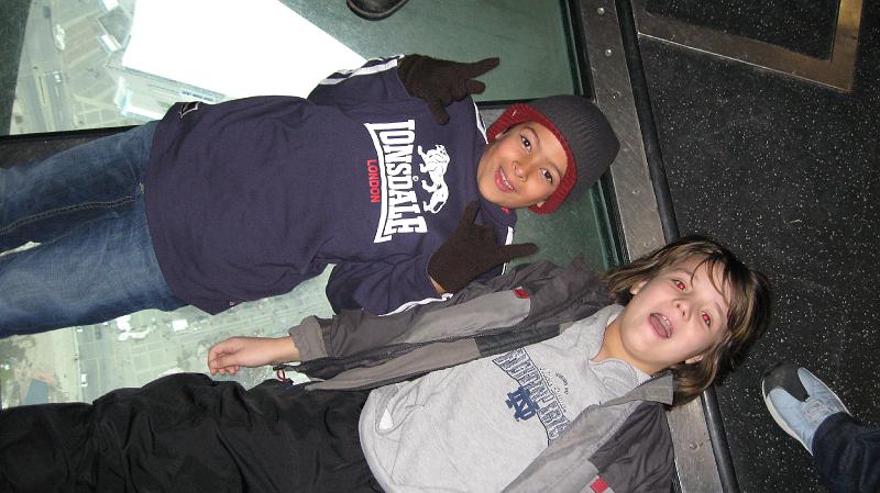 IMG_0878.JPG - The crazy boy's lay down on a glass window !