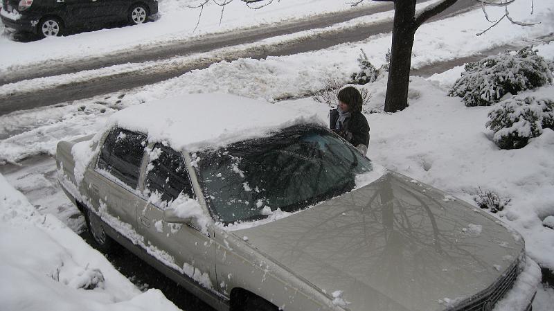 IMG_0937.JPG - Jason cleans the car