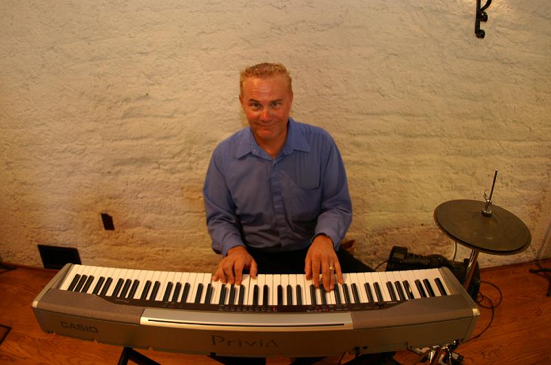 PICT2344.JPG - Mark keeping us entertained through the evening....