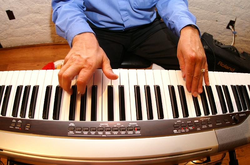 PICT2408.JPG - The man with the magic fingers!